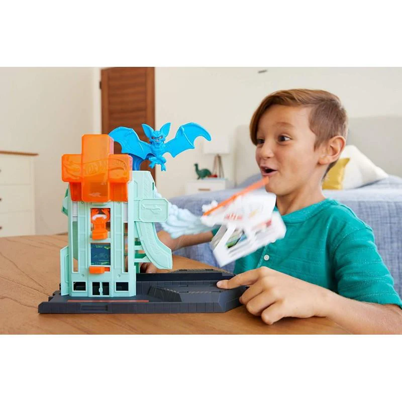Hot Wheels Bat Blitz Hospital Attack Play Set - Image 2